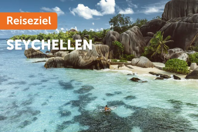 Strand mit Steinen und Palmen auf den Seychellen